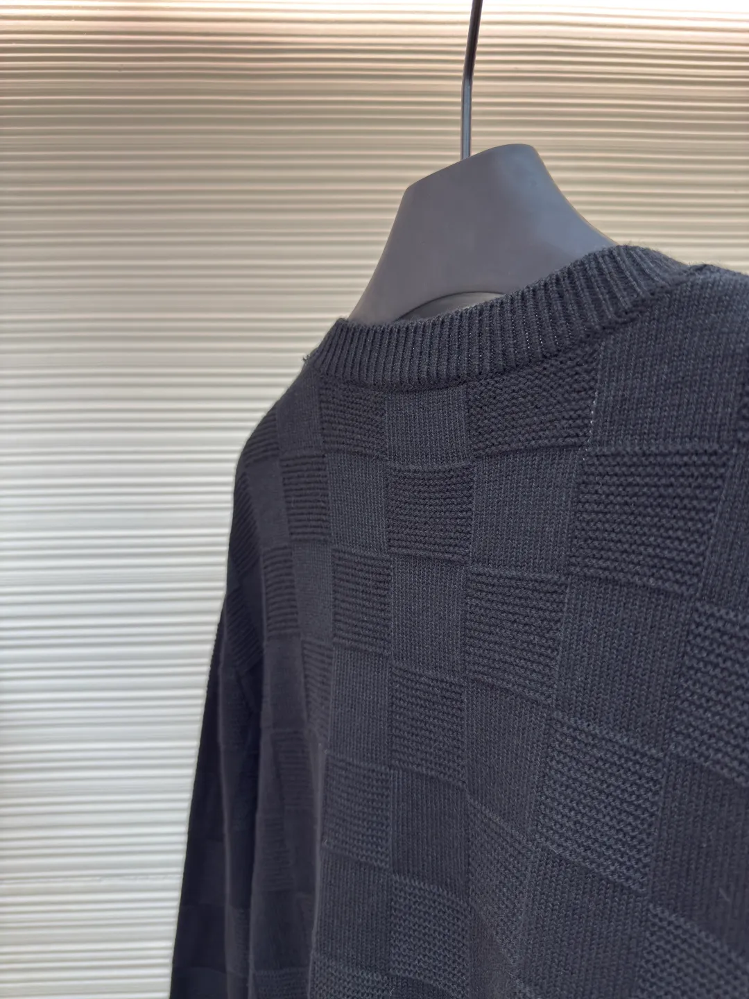 LOUIS VUITTON wool beaded pullover ●Authentic product: Purchased and developed for 10999 ●Item number: 1680459-B90 ●Fabric: wool fabric ●Technology: Knitted production ●Version: Loose fit ●Weight: about 780 grams ●Size: XS-S-M-L ●Description: The fabric is made of 100% exclusive wool fabric to ensure its rich texture and excellent performance. Made with imported computer cutting technology, the workmanship quality is immediately reflected. The overall wiring is straight and delicate, the fabric is comfortable and soft, and the color is consistent without color difference. It can be matched with the same style to create a fashionable look and control various occasions. Customized accessories, complete with three standards, same style for men and women!